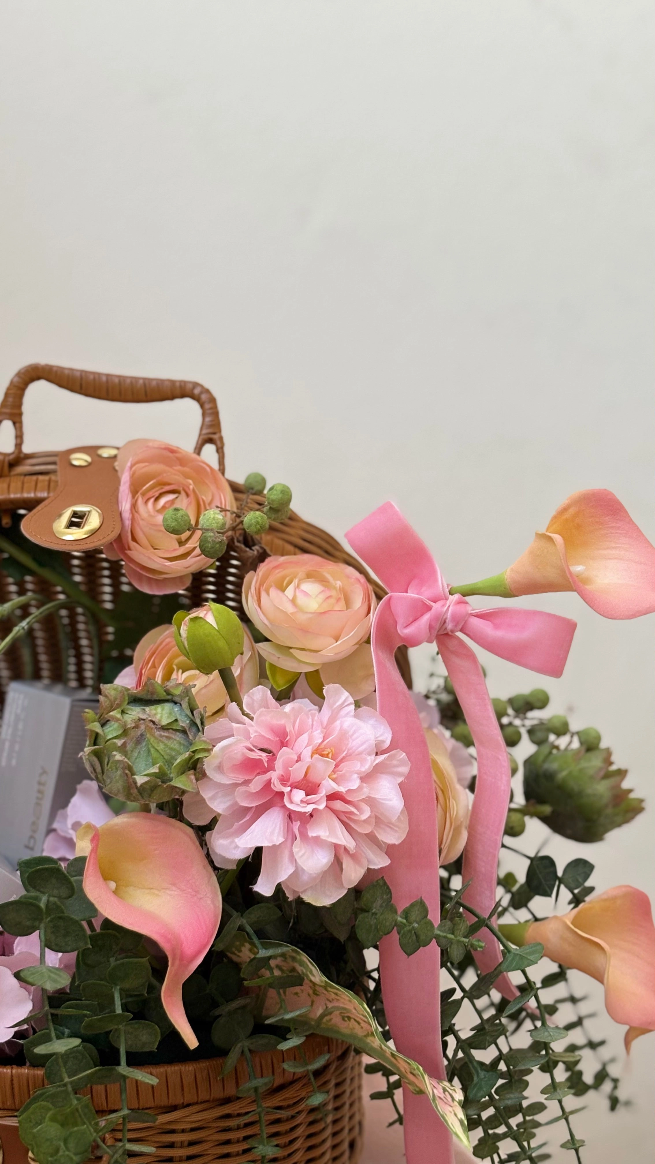 Piece of Chocolate   5 Pieces of Makeup and Basket Design with Japanese Rose